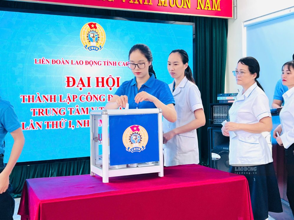 Đoàn viên bỏ phiếu bầu BCH Công đoàn cơ sở. Ảnh: Lục Minh Hoài