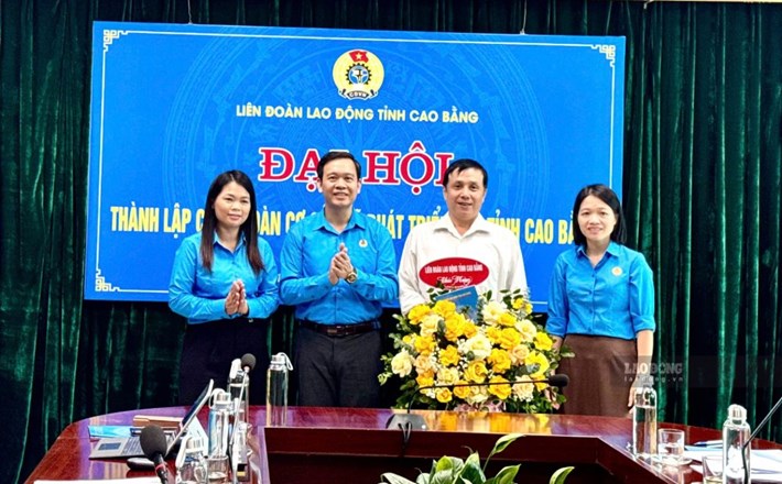 Lãnh đạo LĐLĐ tỉnh Cao Bằng chúc mừng Công đoàn cơ sở. Ảnh: Minh Huyền
