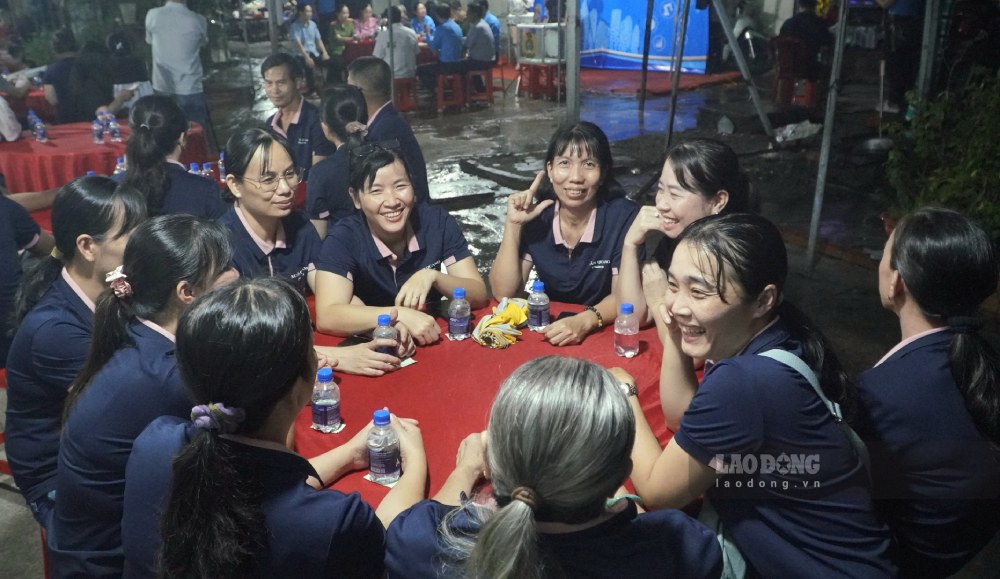 Công nhân tham gia chương trình Đến với nhà trọ công nhân. Ảnh: Nguyên Anh