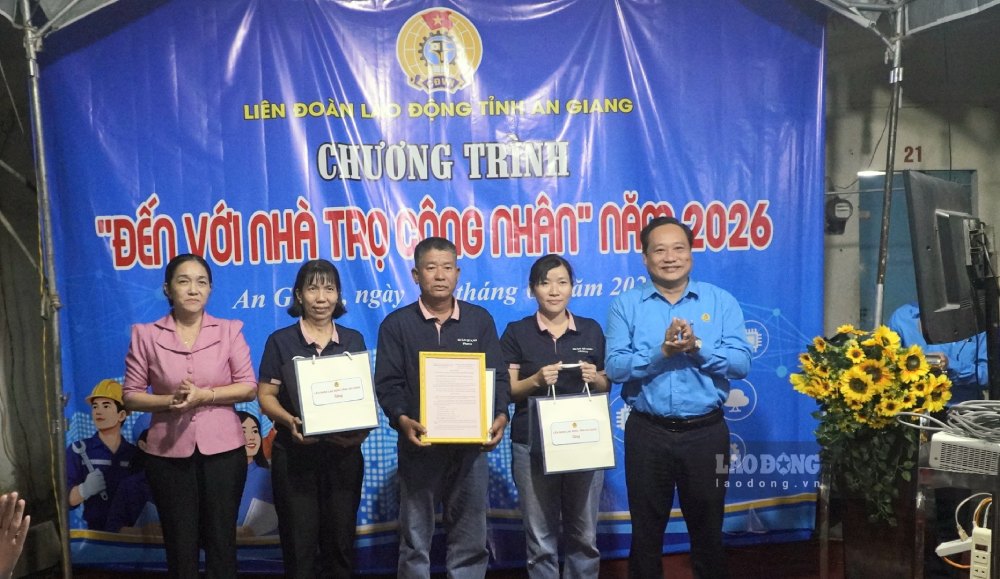Trao Quyết định về việc kiện toàn, củng cố Tổ tự quản Nhà trọ công nhân Xuân Quang. Ảnh: Nguyên Anh