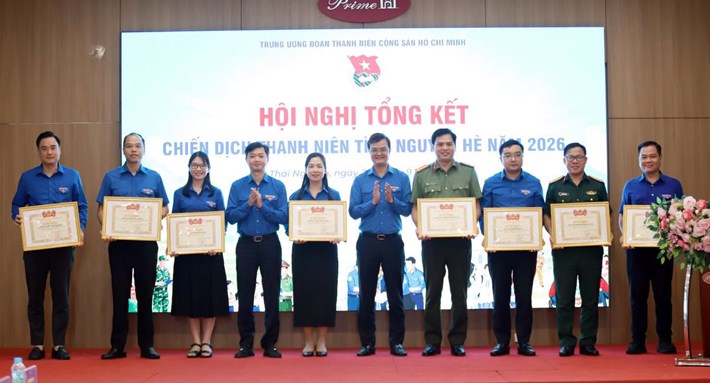 Đồng chí Bùi Quang Huy - Ủy viên Trung ương Đảng, Bí thư thứ nhất Trung ương Đoàn và đồng chí Nguyễn Minh Triết - Ủy viên Dự khuyết Trung ương Đảng, Bí thư thường trực Trung ương Đoàn trao bằng khen cho các đơn vị có thành tích xuất sắc trong Chiến dịch tình nguyện Hè 2026. Ảnh: Trung ương Đoàn Thanh niên Cộng sản HCM