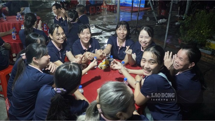 Công nhân hào hứng tham gia chương trình Đến với nhà trọ công nhân tại khu nhà trọ 99, phường Mỹ Thới. Ảnh: Nguyên Anh