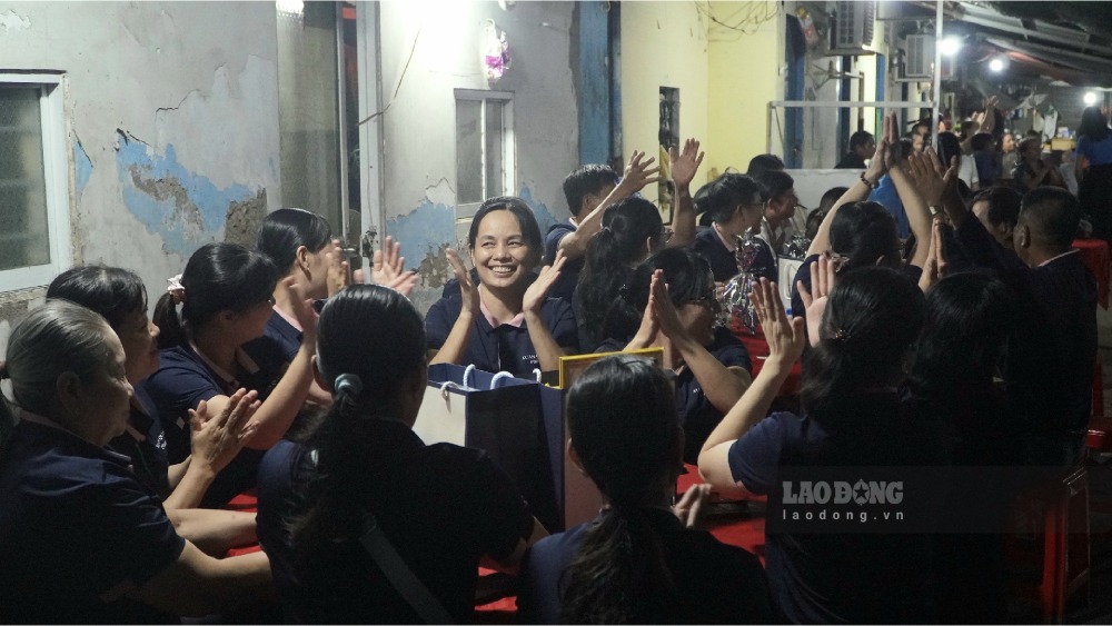 Chương trình đã mang đến nhiều tiếng cười và kiến thức bổ ích sau giờ làm việc vất vả cho anh chị em công nhân. Ảnh: Nguyên Anh