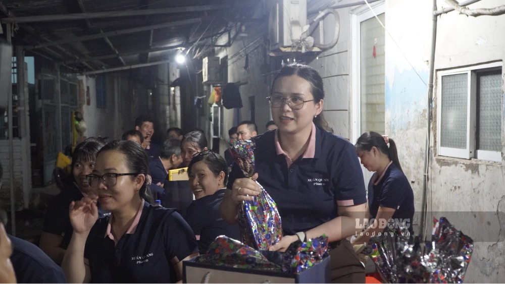 Công nhân tham gia trò chơi đố vui nhận quà. Ảnh: Nguyên Anh