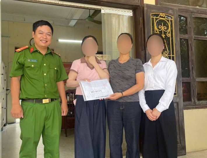 Công an phường Hồng Quang, tỉnh Ninh Bình hỗ trợ công dân nhận lại hơn 1,7 tỉ đồng chuyển khoản nhầm. Ảnh: Công an phường Hồng Quang