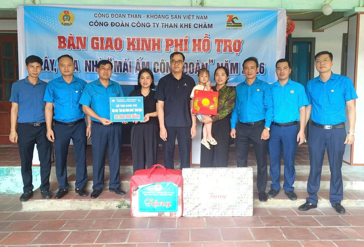 Đoàn công tác bàn giao số tiền 30 triệu đồng cho đoàn viên, người lao động để sửa chữa nhà ở. Ảnh: Văn Trại