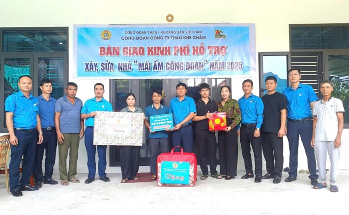 Đoàn công tác bàn giao số tiền hỗ trợ 100 triệu đồng cho anh Vũ Đình Tho – Công trường KTĐL15 để hỗ trợ xây mới nhà ở (trong đó 90 triệu đồng từ nguồn hỗ trợ của Công đoàn TKV và 10 triệu đồng từ nguồn Công ty Than Khe Chàm). Ảnh: Văn Trại