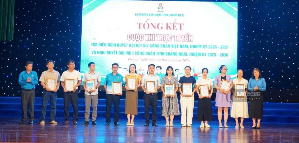 Bà Nguyễn Thị Việt Hiển - Phó Chủ tịch Liên đoàn Lao động tỉnh Quảng Ngãi (ngoài cùng bên phải) và ông Nguyễn Ngọc Trang - Phó Chủ tịch Liên đoàn Lao động tỉnh Quảng Ngãi (ngoài cùng bên trái) khen thưởng cho các cá nhân đoạt giải cuộc thi. Ảnh: Viên Nguyễn