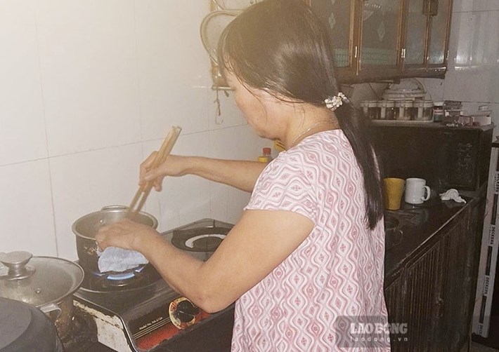 Bà Lân dự định đóng BHXH tự nguyện đến khi đủ 15 năm nếu nghỉ việc ở công ty. Ảnh: Minh Hương