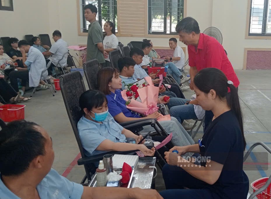 Hơn 400 công nhân tại Ninh Bình tham gia hiến máu tình nguyện