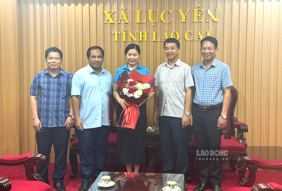 Thường trực Đảng ủy xã Lục Yên tặng hoa chúc mừng bà Triệu Thị Thu Nga. Ảnh: Mạnh Hùng