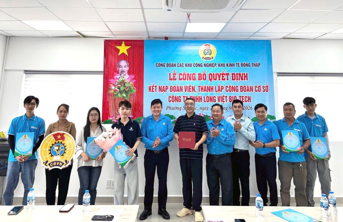 Công đoàn các Khu công nghiệp, Khu kinh tế Đồng Tháp tổ chức lễ công bố quyết định của Ban Thường vụ Liên đoàn Lao động tỉnh về việc kết nạp đoàn viên và thành lập Công đoàn cơ sở (CĐCS) Công ty TNHH Long Việt BIO-TECH tại Khu công nghiệp Sa Đéc. Ảnh: Thanh Nhàn (Ảnh chụp ngày 25.9.2026)