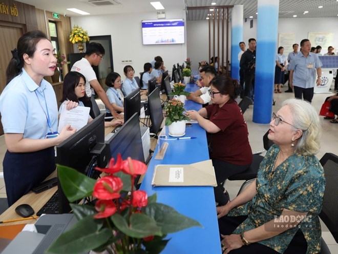 Dự kiến khi cải cách tiền lương sẽ áp dụng 5 bảng lương và 9 khoản phụ cấp mới cho cán bộ, công chức, viên chức. Trong ảnh, công chức, viên chức phường Tây Hồ (Hà Nội) giải quyết thủ tục hành chính cho người dân thời điểm tháng 4.2026. Ảnh: Phạm Đông