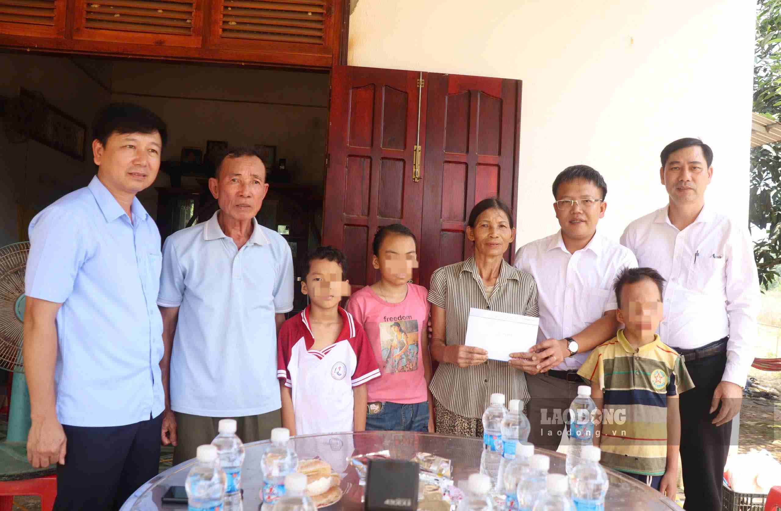 Tam Long Vang Charity Social Fund provides support to 2 difficult circumstances in Lam Dong