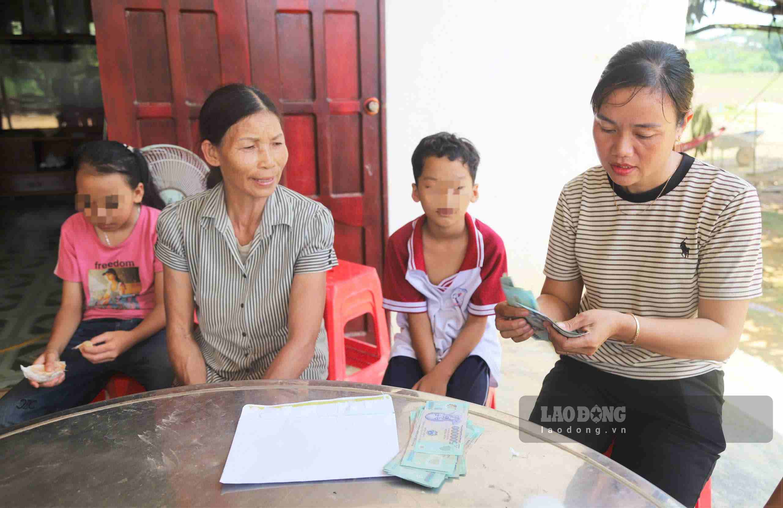Đại diện xã Cát Tiên 2 kiểm đếm số tiền hỗ trợ từ Quỹ XHTT Tấm lòng Vàng cho gia đình bà Ngô Thị Ngọt. Ảnh: Phúc Khánh (chụp ngày 28.9) 