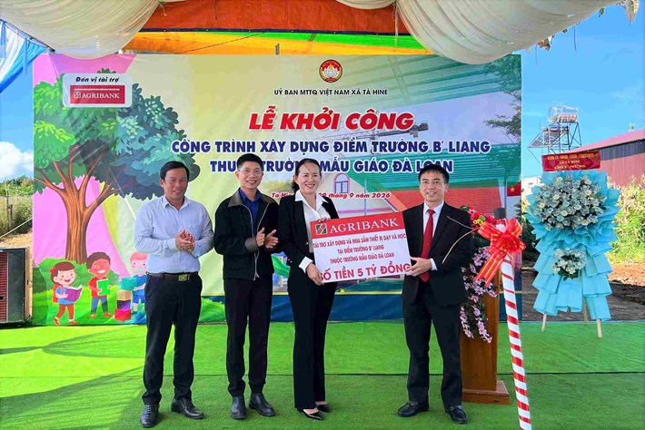 Đại diện Ngân hàng Nông nghiệp và Phát triển nông thôn Việt Nam trao bảng tài trợ kinh phí xây dựng công trình. Ảnh: Tố Oanh