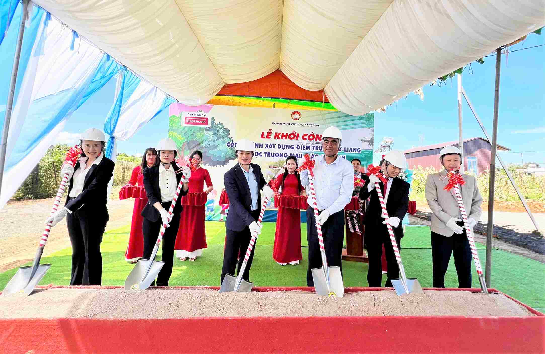 Lãnh đạo Mặt trận Tổ quốc Việt Nam tỉnh Lâm Đồng và các đại biểu thực hiện nghi thức khởi công xây dựng Điểm trường