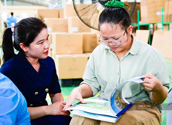 Công nhân xã Lương Hòa tìm hiểu cách phòng ngừa tội phạm và nhà ở xã hội. Ảnh: Huỳnh Du