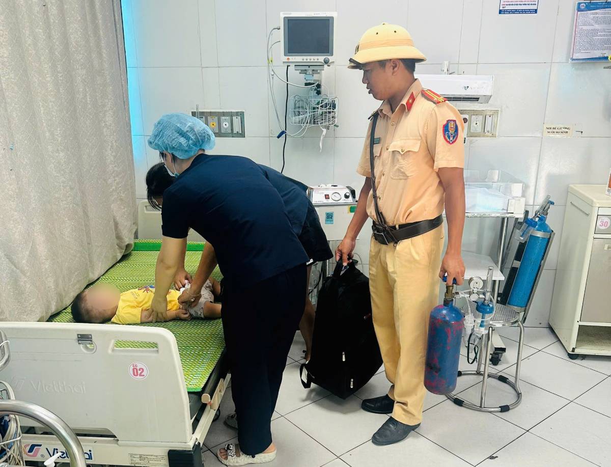 CSGT Hưng Yên dùng xe chuyên dụng đưa bé 15 tháng tuổi bị co giật đi cấp cứu