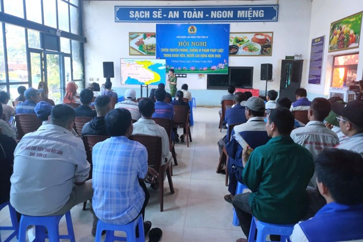 Hội nghị tuyên truyền, phổ biến pháp luật cho đoàn viên, công nhân, người lao động tại Công ty Cổ phần Chế biến nông sản BHL Sơn La, xã Chiềng Mung. Ảnh: LĐLĐ tỉnh Sơn La