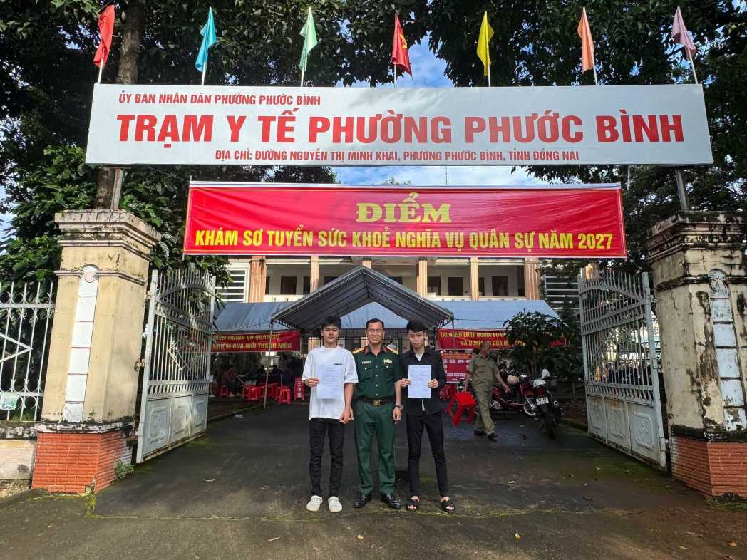 Thanh niên phường Phước Bình viết đơn tình nguyện thực hiện nghĩa vụ quân sự. Ảnh: UBND phường Phước Bình