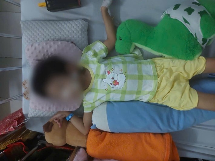 Since baby Bao An contracted a serious illness, parents have been worried about treating their child, causing the family to fall into hardship. Photo: Family provided