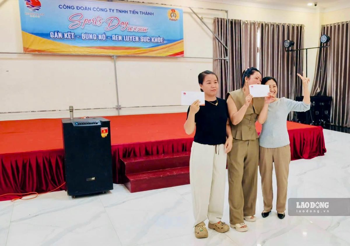 Ban Tổ chức trao giải cho các đội đạt giải trong ngày hội, ngày 28.9. Ảnh: Phạm Duy