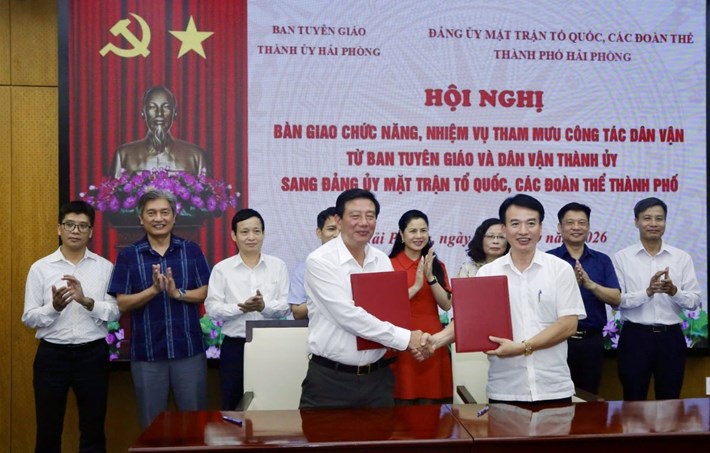 Đại diện lãnh đạo hai đơn vị ký kết biên bản bàn giao chức năng, nhiệm vụ tham mưu công tác dân vận. Ảnh: Cổng TTĐT Hải Phòng