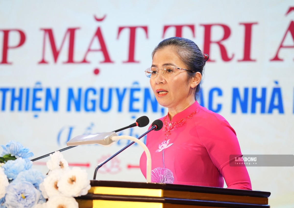 Phó Bí thư Tỉnh uỷ, Chủ tịch Ủy ban Mặt trận Tổ quốc Việt Nam tỉnh Nghệ An Võ Thị Minh Sinh phát biểu tri ân các nhóm thiện nguyện, các nhà hảo tâm. Ảnh: Duy Chương chụp chiều 29.9