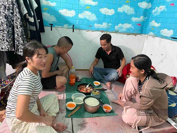 The meal of the worker couple is prepared simply, suitable for shift time. Photo: Mai Huong