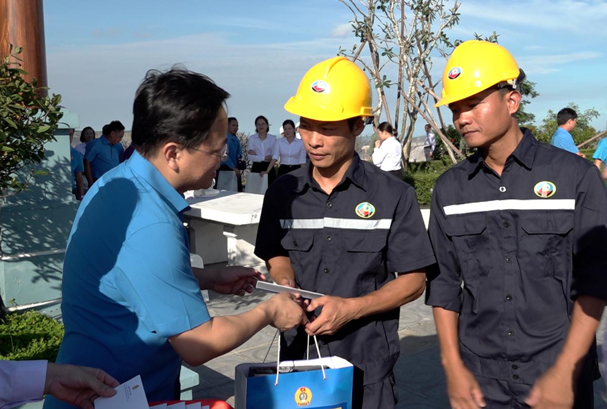 Chủ tịch Tổng LĐLĐ Việt Nam trao quà cho công nhân, người lao động Công ty CP Than Đèo Nai - Cọc Sáu - TKV. Ảnh: Đoàn Hưng