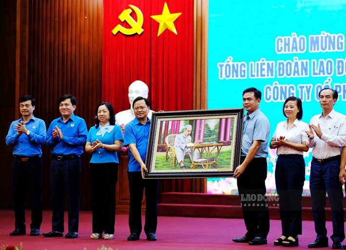 Chủ tịch Tổng LĐLĐ Việt Nam trao quà lưu niệm cho Công ty CP Than Đèo Nai - Cọc Sáu - TKV. Ảnh: Ngọc Duy