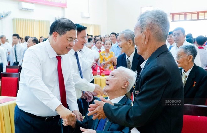 ファム・ザー・トゥック政治局委員、常任副首相がベテラン党員を見舞う。写真:ズイ・チュオン