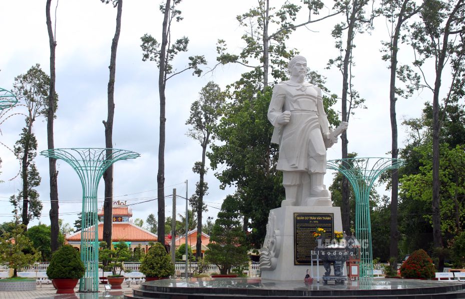 Tượng Quản cơ Trần Văn Thành trong khuôn viên Di tích quốc gia Đền thờ Trần Văn Thành ở xã Thạnh Mỹ Tây, An Giang. Ảnh: Thanh Mai