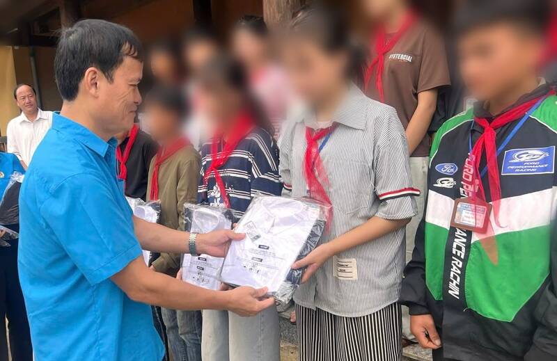 トゥエンクアン省労働組合連盟は、開校式を前に山岳地帯の学生を支援