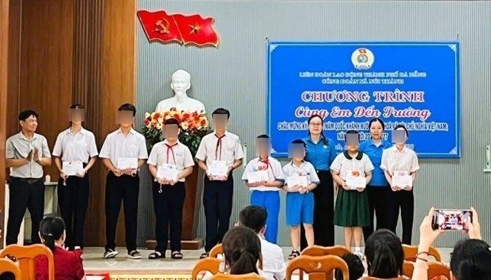 ダナン市ヌイタンコミューンの困難な状況にある36人の組合員の子供たちが、学校への支援として労働組合から贈り物を贈られました。写真:ヌイタン労働組合