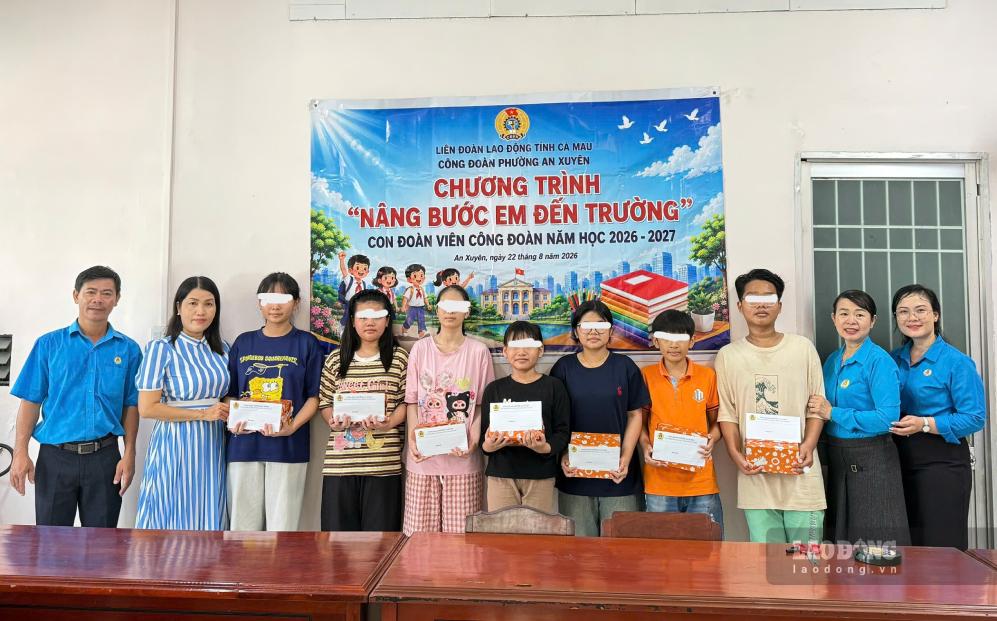 Công đoàn phường An Xuyên, Cà Mau trao quà cho con đoàn viên trong chương trình nâng bước em đến trường. Ảnh: Thiệu Vũ. 