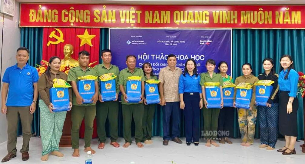 LĐLĐ Cà Mau trao quà cho đoàn viên công đoàn Ban Quản lý Khu du lịch Mũi Cà Mau. Ảnh: Thiện Vũ.
