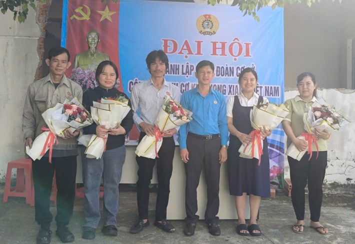 Zhong Xiang Mechanical Co., Ltd.の75人の労働者が、ベトナム労働組合への加入を志願しました。写真:タイニン労働組合