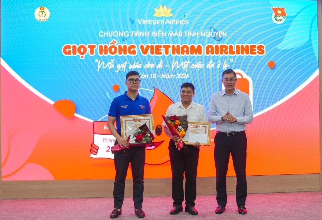Ban Thường vụ Tổng Công ty đã quyết định khen thưởng các tập thể và cá nhân có thành tích xuất sắc trong phong trào hiến máu tình nguyện. Ảnh: Công đoàn Công ty cung cấp. 