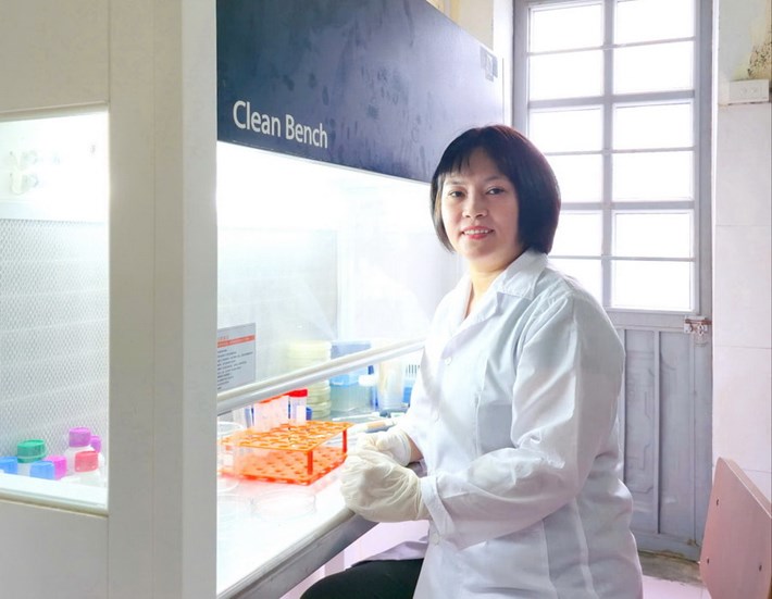 レ・ゴック・アイン准教授・博士のイニシアチブは、農薬の使用を減らし、農民の利益を増やすのに役立ちました。写真:ベトナム農業環境労働組合提供.