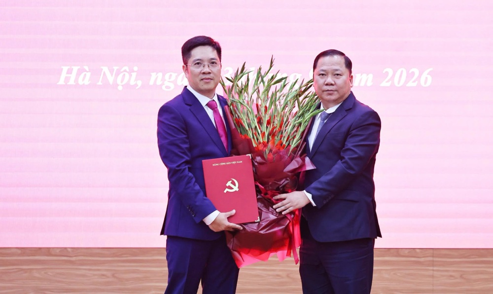 Đồng chí Nguyễn Phi Long - Ủy viên Trung ương Đảng, Phó Bí thư Thường trực Đảng ủy MTTQ, các đoàn thể Trung ương, Phó Chủ tịch Ủy ban Trung ương MTTQ Việt Nam trao Quyết định và tặng hoa chúc mừng đồng chí Nguyễn Duy Hiển (bên trái) - Trợ lý đồng chí Bùi Thị Minh Hoài, Ủy viên Bộ Chính trị, Bí thư Trung ương Đảng, Bí thư Đảng ủy MTTQ, các đoàn thể trung ương, Chủ tịch Ủy ban Trung ương MTTQ Việt Nam. Ảnh: Minh Đức / MTTQ Việt Nam
