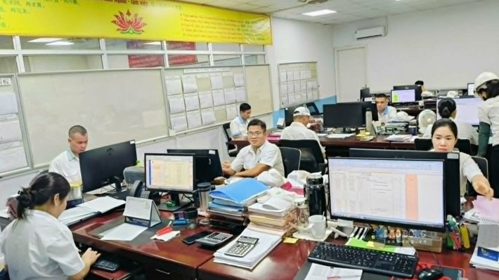 フートー省の多くの工場で働く労働者が、祝日明けに仕事に復帰しました。写真:チャン・レイ