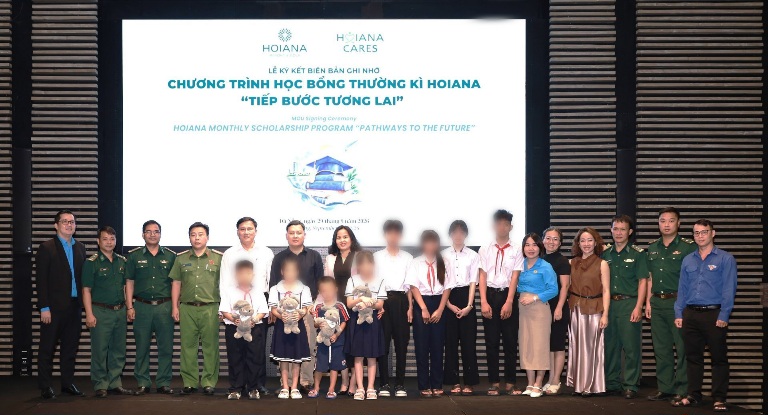 Hoiana đồng hành trao học bổng dài hạn cho 30 học sinh có hoàn cảnh khó khăn tại Đà Nẵng. Ảnh: Công đoàn Hoiana