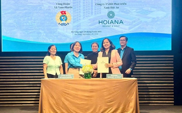 Công đoàn Nam Phước, Đà Nẵng ký kết phối hợp với đại diện Hoiana trao học bổng cho các em học sinh có hoàn cảnh khó khăn. Ảnh: Trường An