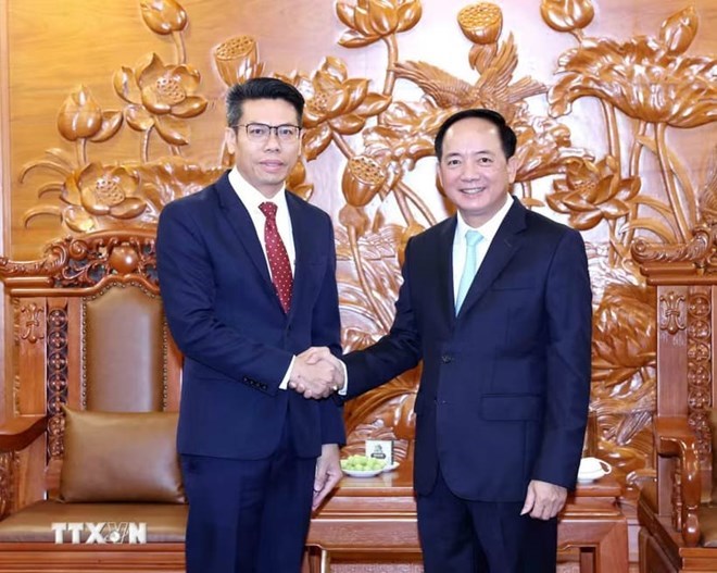 Ủy viên Bộ Chính trị, Bí thư Trung ương Đảng, Trưởng Ban Tuyên giáo Trung ương Trịnh Văn Quyết tiếp đồng chí Sakhone Phommalath, Phó Trưởng Ban Tuyên huấn Trung ương Đảng Nhân dân cách mạng Lào. Ảnh: Phương Hoa/TTXVN