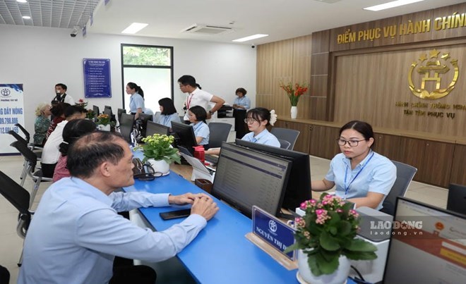 Cán bộ phường Tây Hồ (Hà Nội) giải quyết thủ tục hành chính cho người dân thời điểm tháng 4.2026. Ảnh: Phạm Đông
