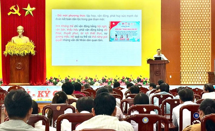 Ủy ban MTTQ Việt Nam thành phố Đà Nẵng tuyên truyền, phổ biến pháp luật cho gần 300 cán bộ đến từ các xã Nam Phước, Duy Xuyên, Duy Nghĩa, Thu Bồn. Ảnh: Mặt trận Nam Phước