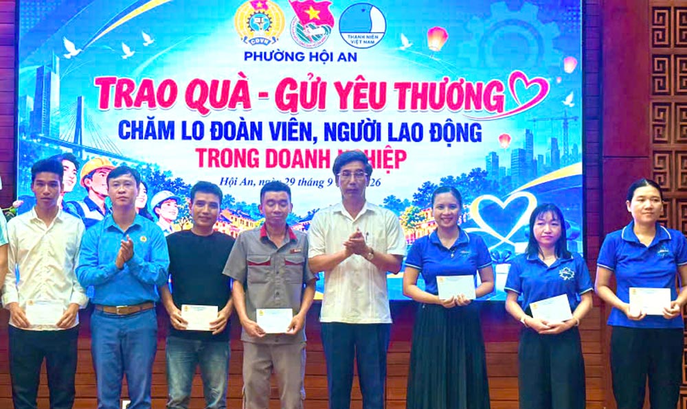 Nhân dịp này, Công đoàn phường Hội An phối hợp với Đoàn Thanh niên phường tổ chức trao 19 suất quà đến các đoàn viên có hoàn cảnh khó khăn. Ảnh: Công đoàn Hội An