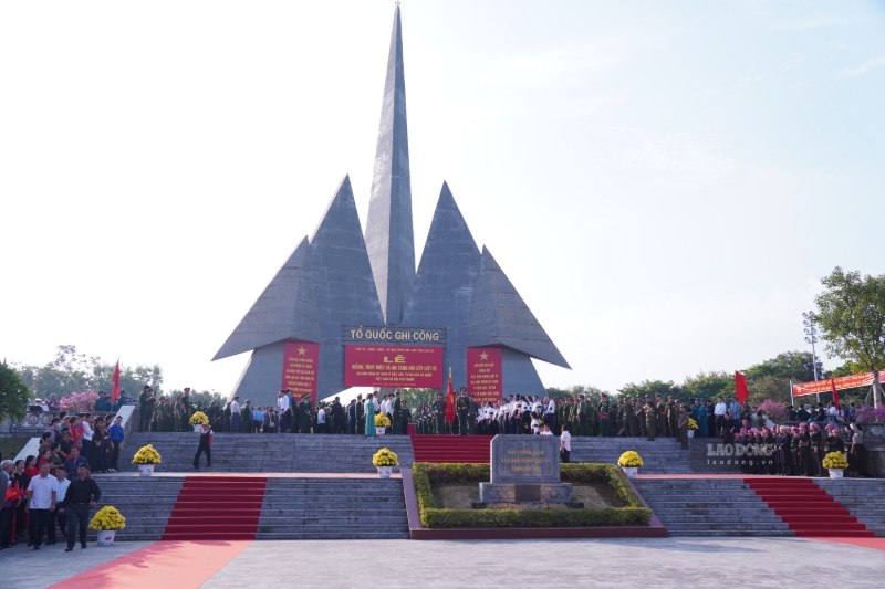 Lễ truy điệu và an táng 71 hài cốt liệt sĩ được tổ chức trong không khí trang nghiêm, thành kính. Ảnh: Đinh Đại